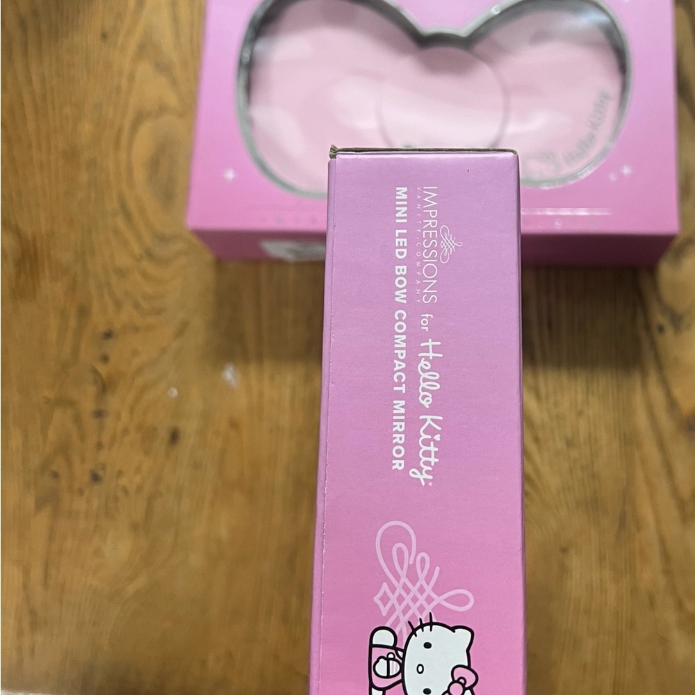 Hello Kitty Mini LED Bow Compact Mirror - Picture 4 of 4